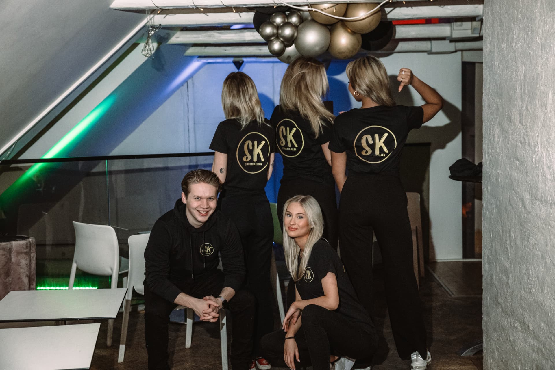 Studentkollens team i SK-tröjor på ett event